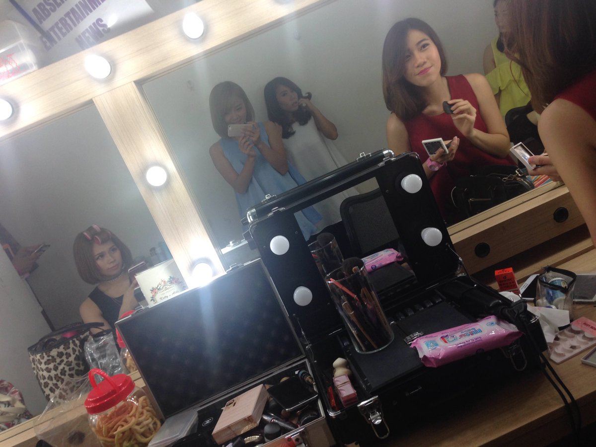 _Mabelleus's tweet photo. @gigigitch sweet senyumannya "@Steffy_ai Lagi siap siap ni ryn aga jauh ga kefoto hahahahahaha #ABCdiSarahSechanNET https://t.co/AoU4ktuQDr"