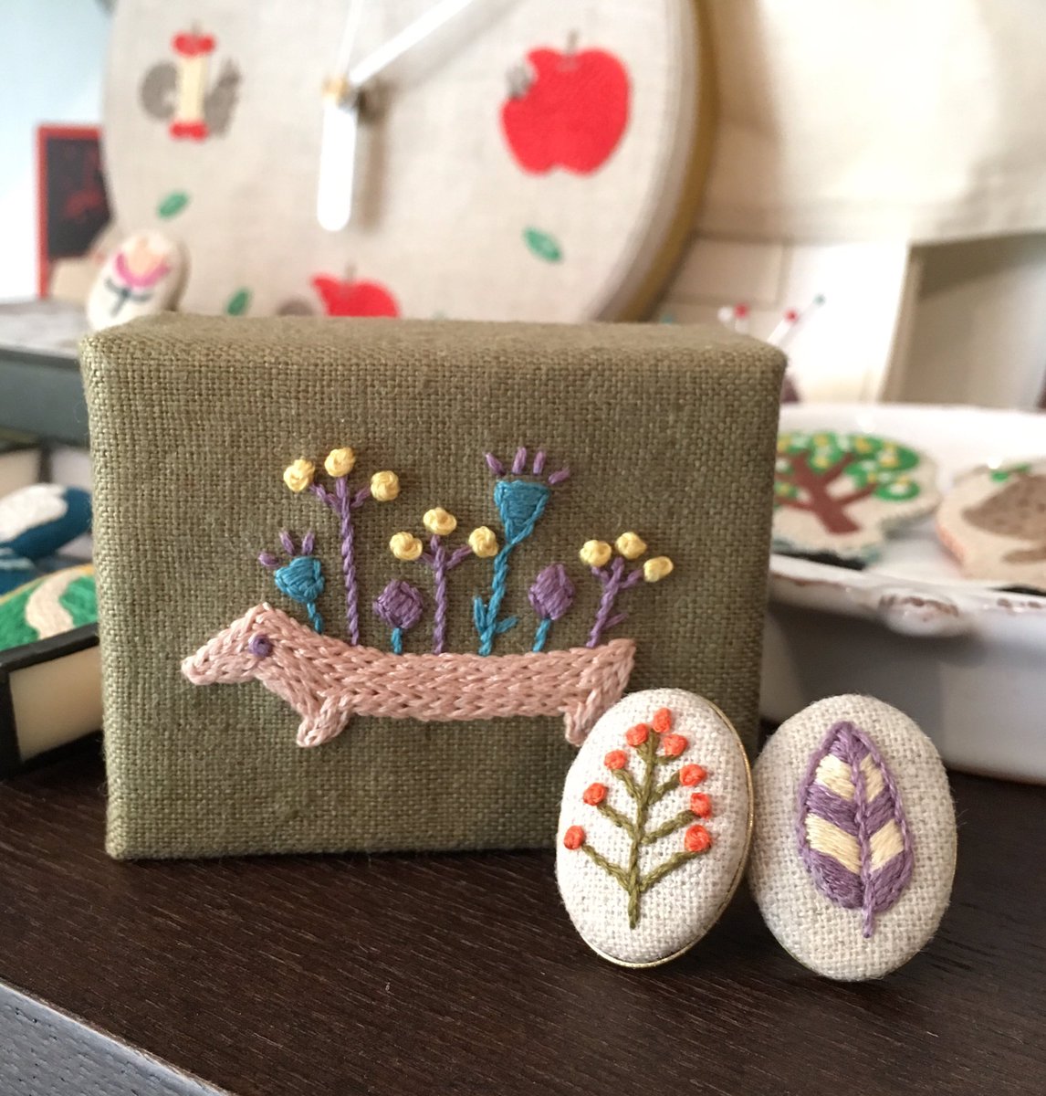 むらかみひとみ Twitterissa 花のハリネズミ 刺繍本 絵本から飛び出したかわいい刺繍小物 に掲載している作品 30日まで代官山メルチェリアプルチーナにて展示中です