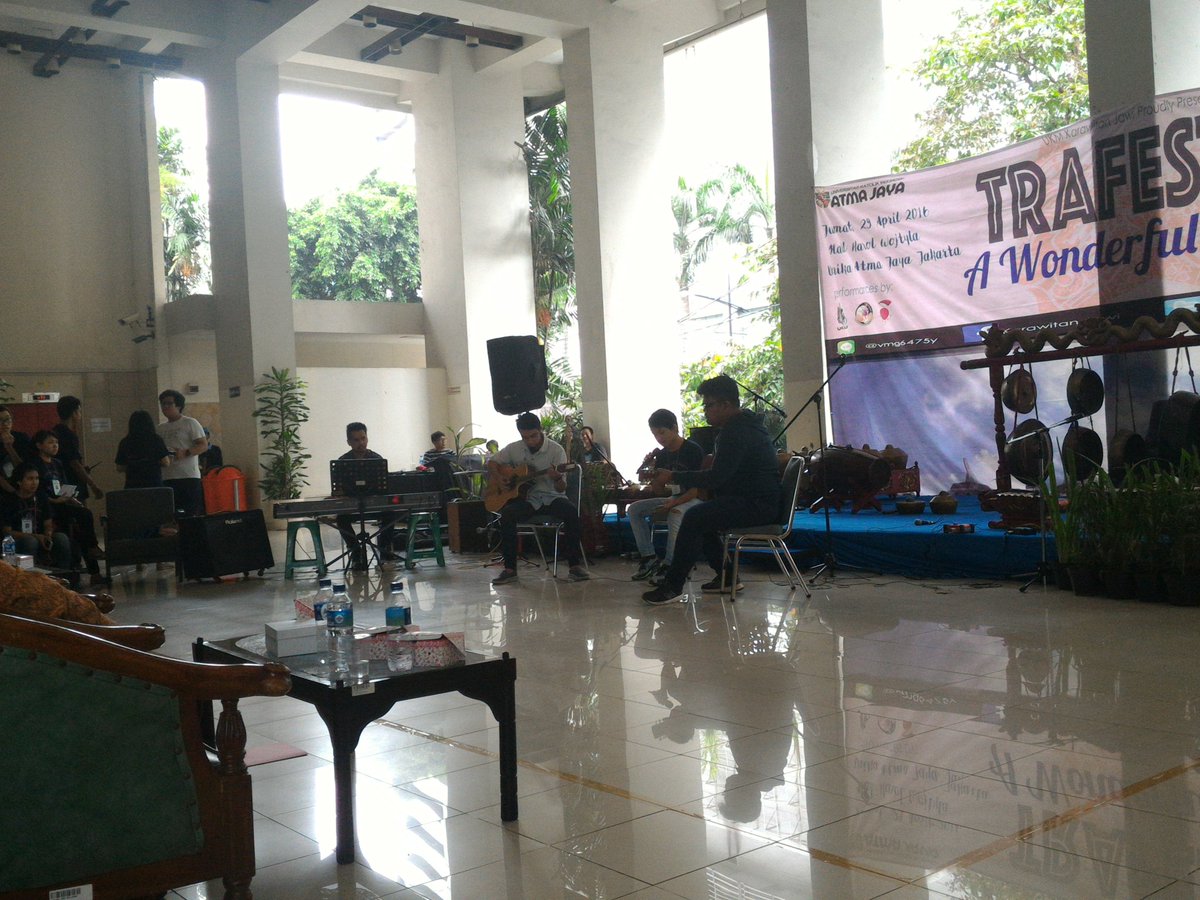 TRAFEST2016's tweet photo. [UPDATE TRAFEST III 2016]
Penampilan dari band Karawitan Jawi feat. Juri. Wooow! 🙌🙌
#TRAFESTIII #TRAFEST2016 https://t.co/6l5yalaC5Q