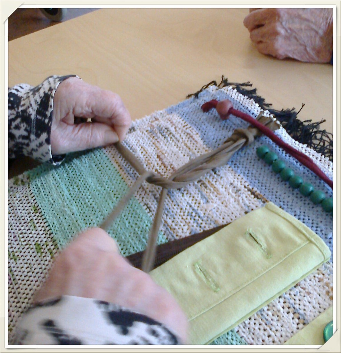 lprpalvelukesk1's tweet photo. #toimintaterapia #keskittyminen #sorminäppäryys #letitys #terapiatyyny #diy https://t.co/oud7rAzsId
