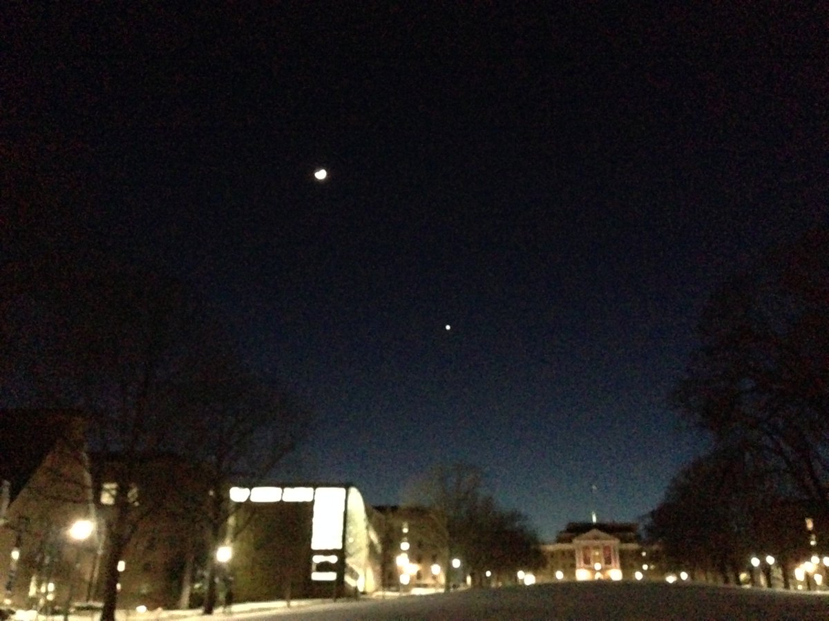 EMederas's tweet photo. Me and you, living under a paper moon / 'cause real life just isn't right, let's fabricate... #nostalgia #alltimelow https://t.co/f2pGICJIaH