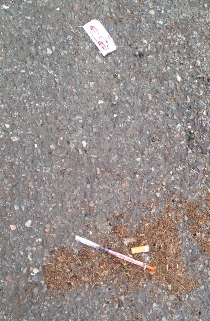 milanopulita's tweet photo. via Uccello #milanofiera siringhe preservativi cacca davanti ad asilo, è tutto lecito? I Vigili urbani sono svegli? https://t.co/kFTMdrhyPN