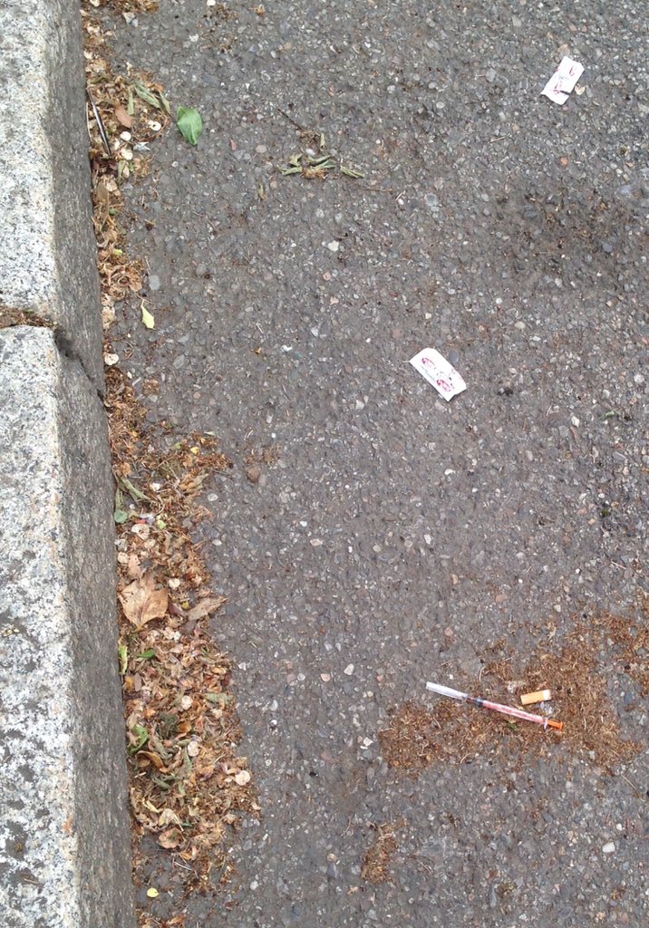 milanopulita's tweet photo. via Uccello #milanofiera siringhe preservativi cacca davanti ad asilo, è tutto lecito? I Vigili urbani sono svegli? https://t.co/kFTMdrhyPN