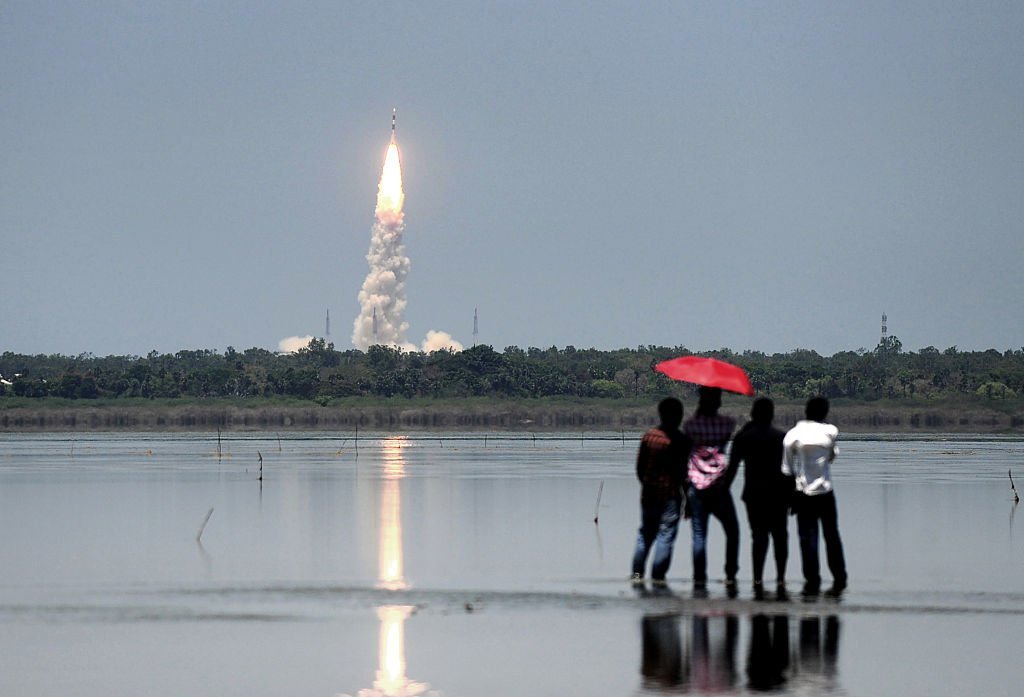 AstroKPJ's tweet photo. Photograph of the day! #PSLVC33 #IRNSS_1G via @SwarajyaMag https://t.co/yct7zz1QT0