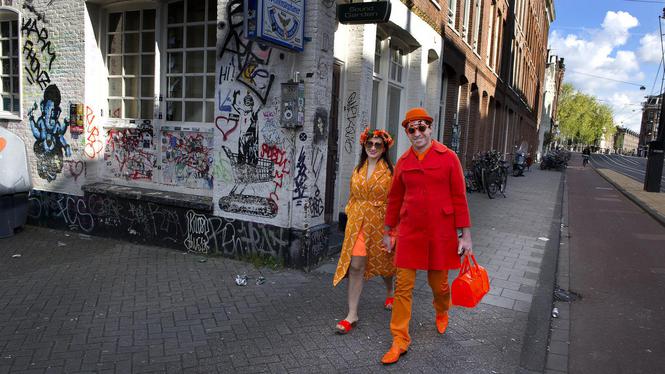 parool's tweet photo. Morgen in de stad: een feest voor toeristen die denken dat het Koninginnedag is https://t.co/8yoY0FSanV https://t.co/0ct6rQwi3C