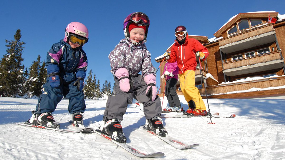 Лыжи ребенку в школу. Норвегия дети. Детский спорт в Норвегии. Дети на лыжах. Норвежские дети на лыжах.