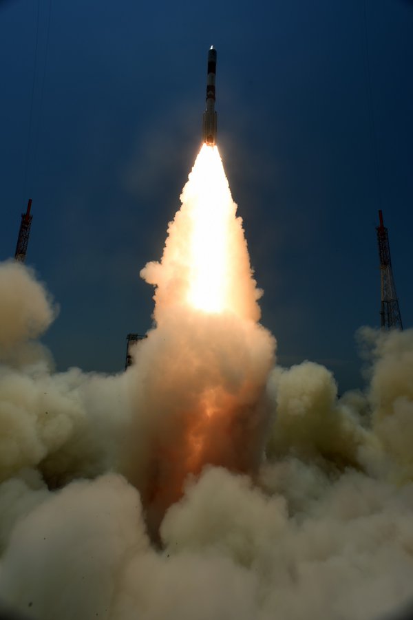 EconomicTimes's tweet photo. Seen a while ago: Images of #PSLVC33/ #IRNSS-1G Mission Launch (Pics: @isro) https://t.co/mcYtBoHv1q