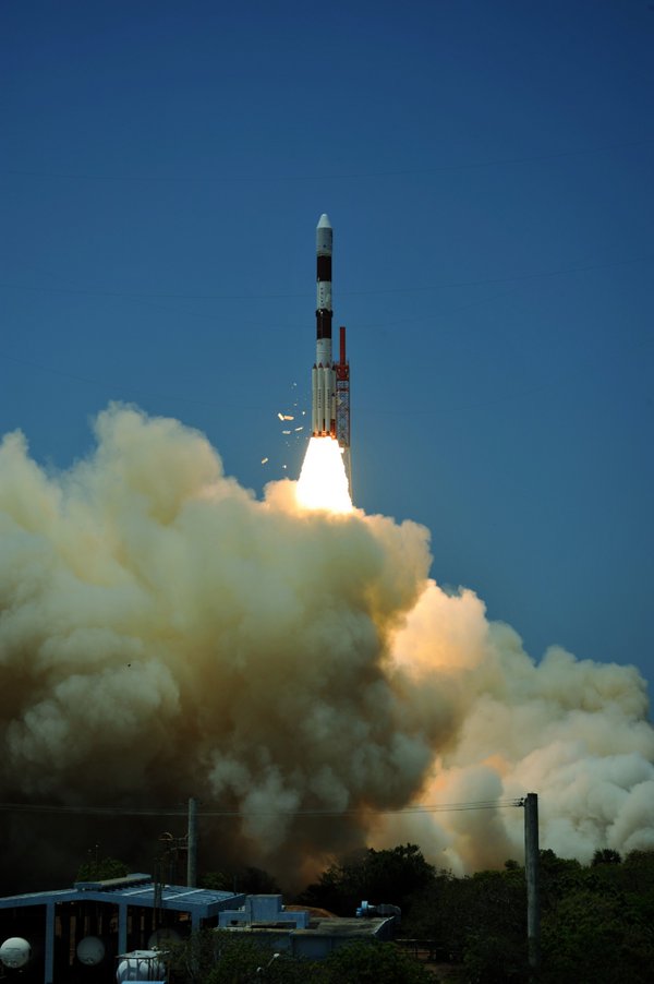 EconomicTimes's tweet photo. Seen a while ago: Images of #PSLVC33/ #IRNSS-1G Mission Launch (Pics: @isro) https://t.co/mcYtBoHv1q