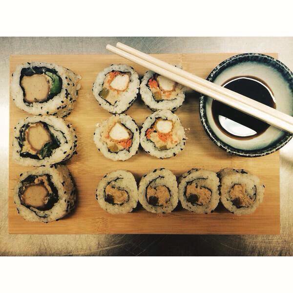 VegaSlager's tweet photo. We hebben weer heerlijcke kersverse visvrije #sushi! #FishFreeFriday https://t.co/hrHistAAVS #mackreel #tonyn #gamba #paling #calamares