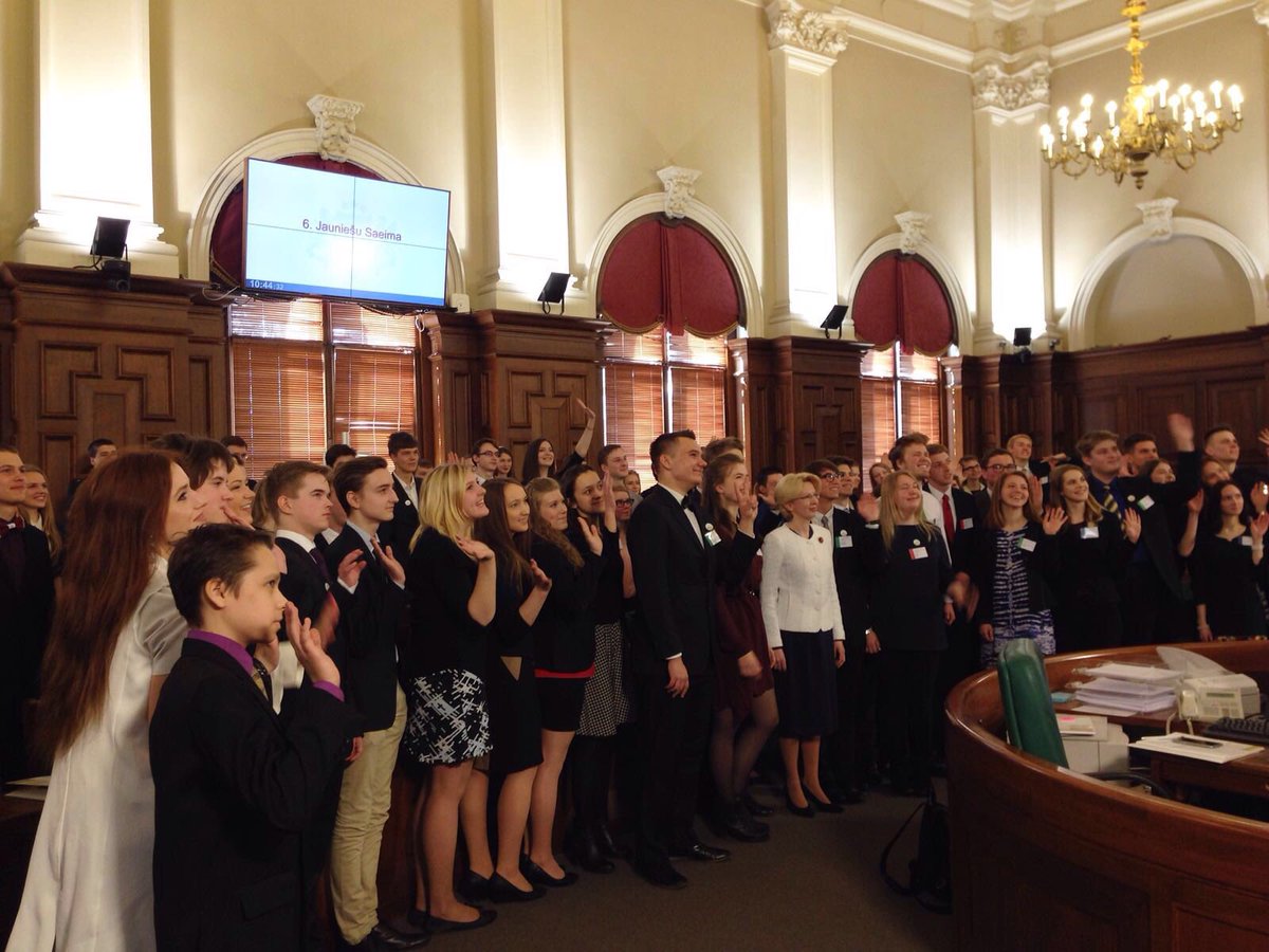 JauniesuSaeima's tweet photo. 6.#JauniešuSaeima tradicionālā kopbilde https://t.co/tfC506TTrF