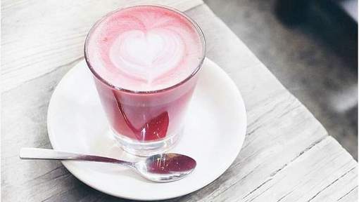 BioverBelgium's tweet photo. Nieuwe koffietrend : de rode bietenlatte. Wie durft? https://t.co/aWz8xuRAK9 via @HLN_BE #Superfood #coffee #barista https://t.co/HvFFKoJLJy