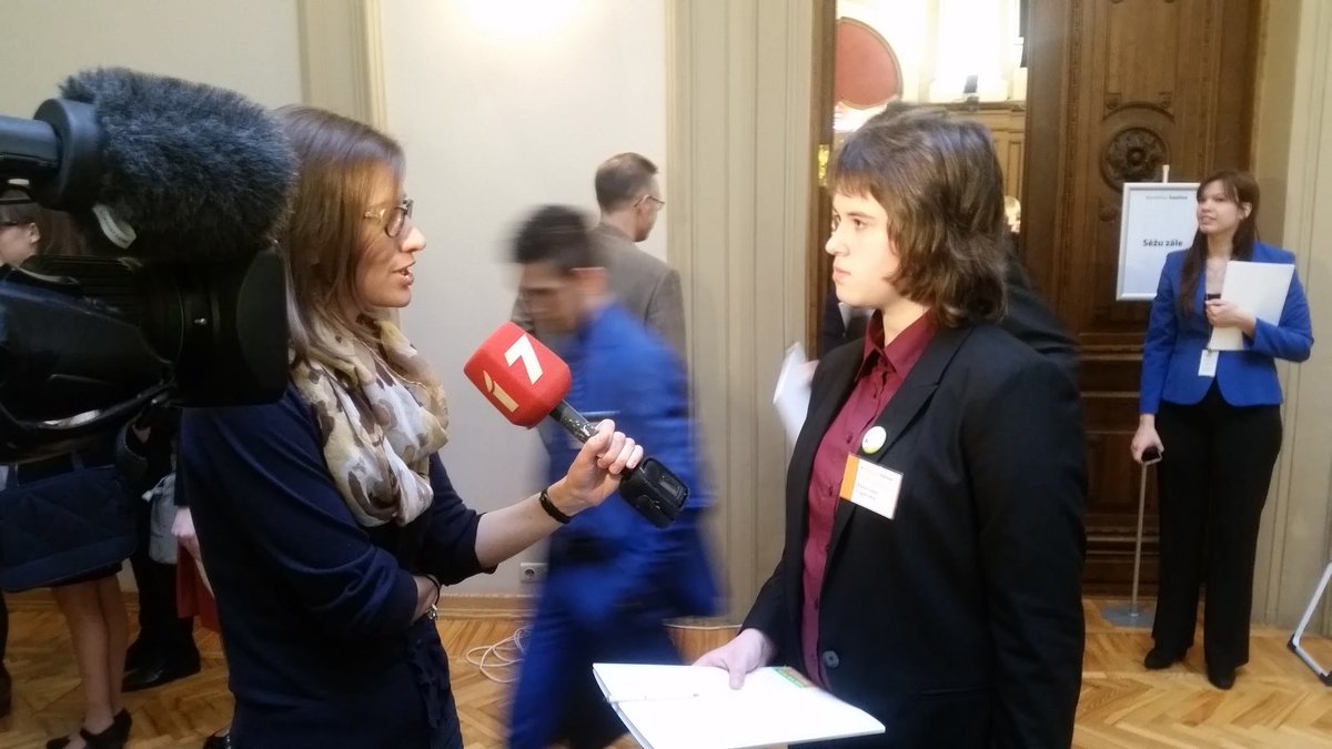 ltvzinas's tweet photo. 6.Jauniešu saeimas pārstāvjiem šodien ne tikai ieskats parlamenta darbā, bet arī pavisam īstas intervijas @ltvzinas. https://t.co/H3Lt9Gwdvx