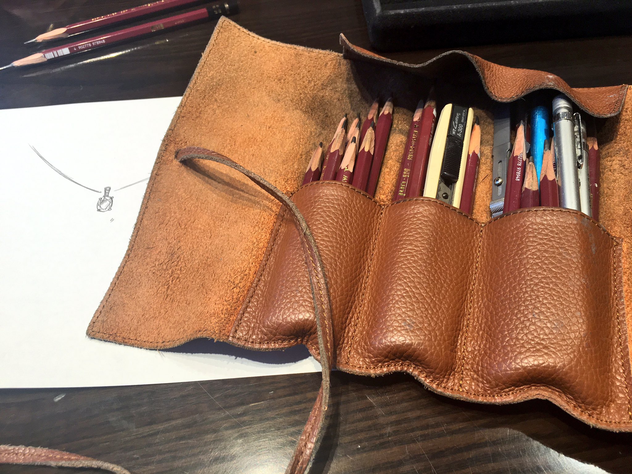 福島槙子 まき 公式 文具プランナー 文房具のウェブマガジン Otegami 編集長 En Twitter ケイ ウノ銀座本店にて 母からもらった指輪をネックレスにリフォームしてもらうことに デザインたくさん描いてもらった デザイナーさん ステッドラーのレザー