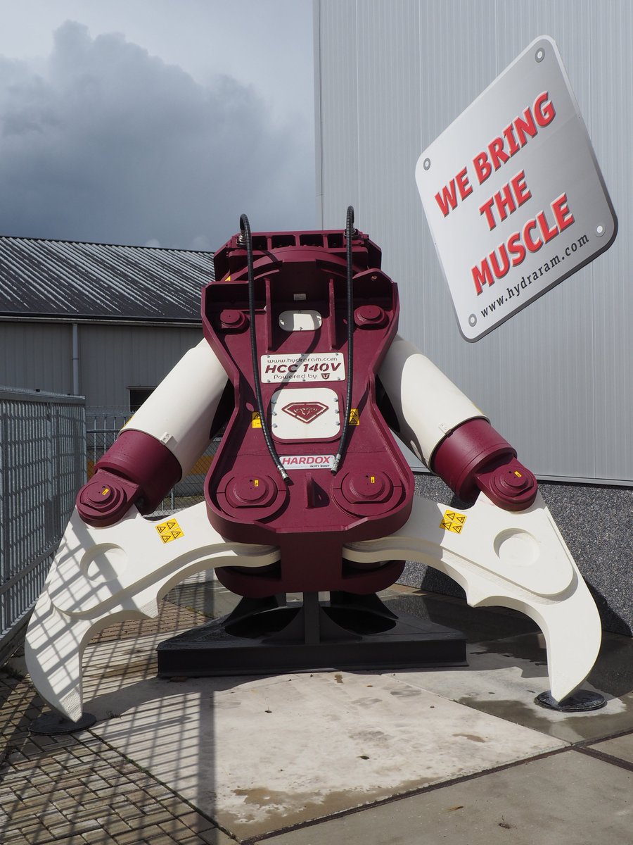 Werelds grootste beton/knipschaar gemaakt door Demolition Work Tools in Nelf Paints! #nelfpaints #wereldsgrootste