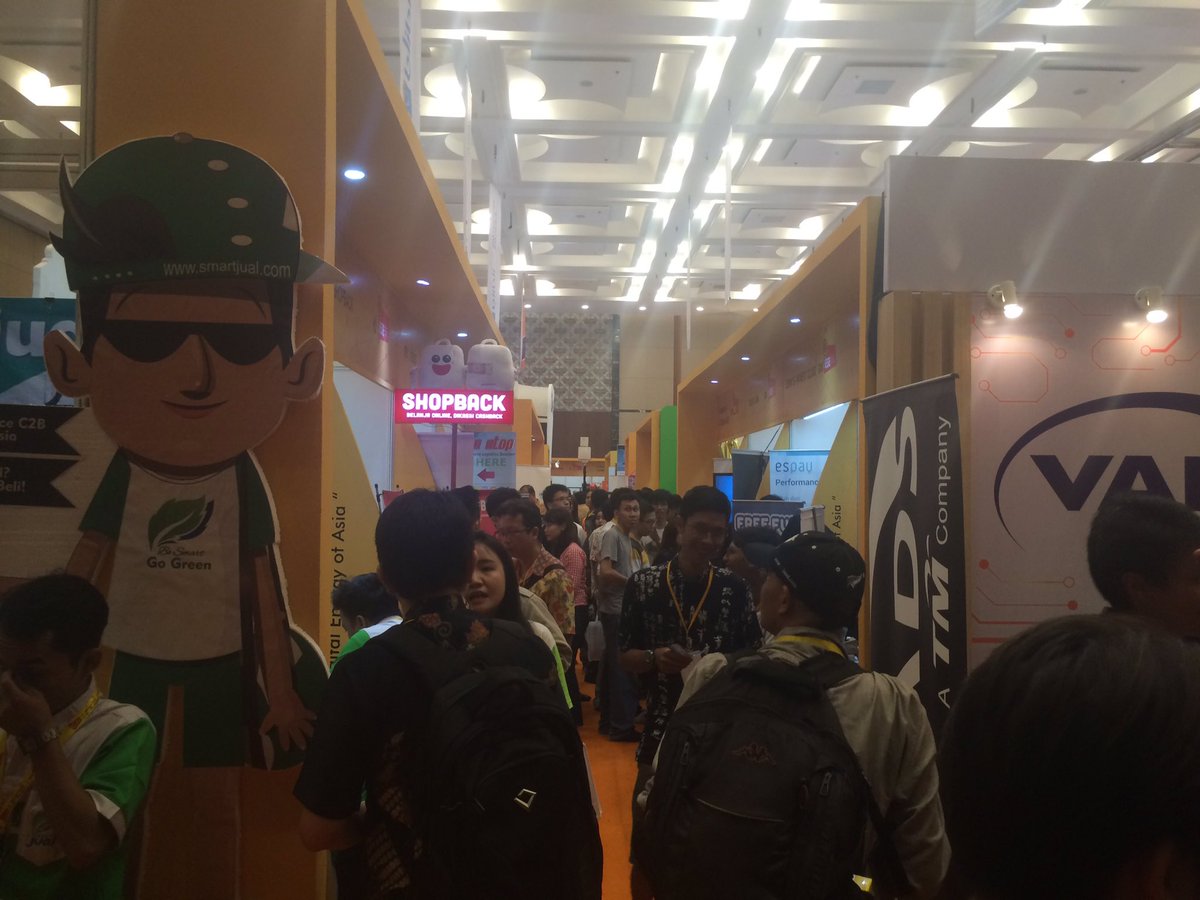 DyandraPromo's tweet photo. Suasana exhibition yang ramai dgn pengunjung di hari terakhir #IESE2016 @IESE_ID https://t.co/w7lIxES6Wa