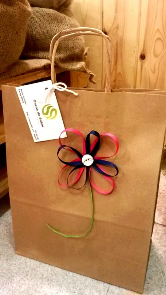 Aquí seguimos diseñando y preparando nuevas bolsas de regalo para las mamis!!!!!! #diadelamadre #Segovia