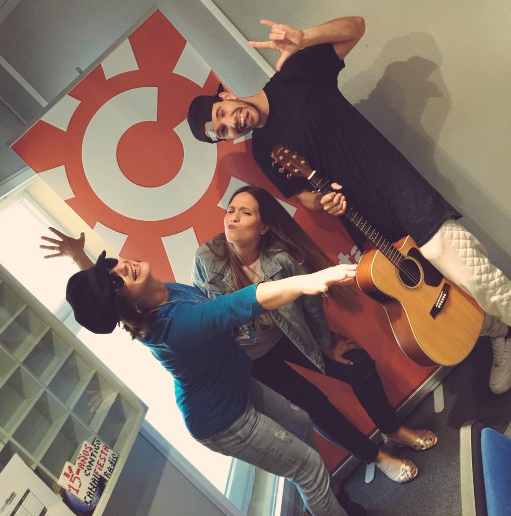 apijimenez's tweet photo. Jaja !! Con "LosJ" @OficialDaniJ y #BeaJ en @canalfiesta Fantástico cover 👏👏 se han marcado con @ertrivi69 https://t.co/LyRXfqYRKr