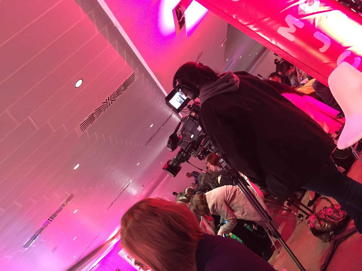 PMStephen's tweet photo. There are many phones in this room but also @MojoConIRL have a couple of big cameras too! #mojocon https://t.co/uWl8eRDL3N