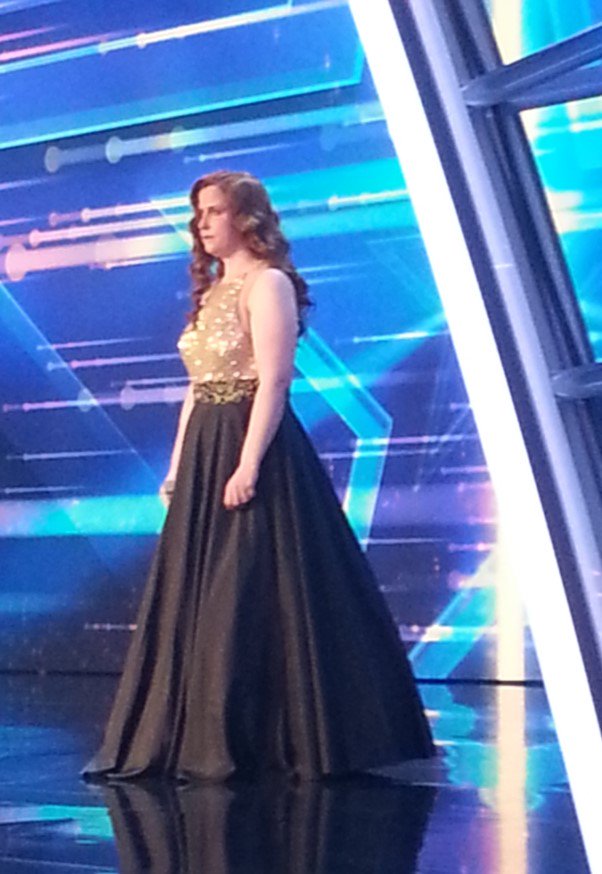 vertizegala's tweet photo. #Sobrecogedora la voz de #Robindee en @GotTalentES vestida por #VertizeGala #Fiesta #colección 2016, en oro y negro https://t.co/LWWZxfw4Pu