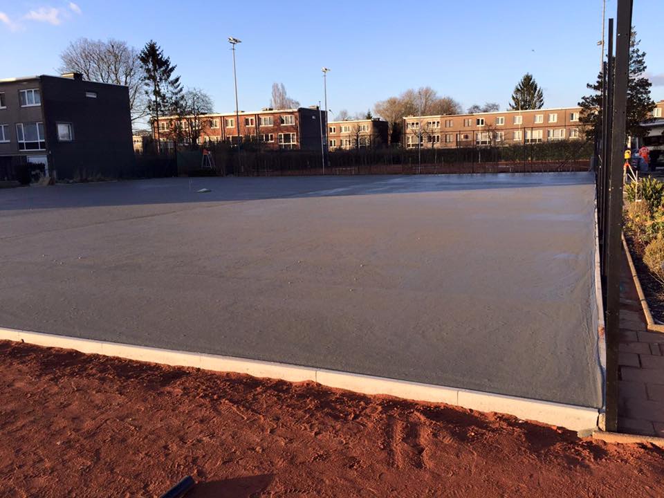 thinkfeeltennis's tweet photo. Gisteren in Antwerpen de eerste #claytech banen op Supersub fundering opgeleverd. #ClaySeason #tennis https://t.co/LribfYylEj