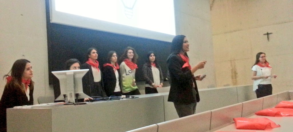 fcomunav's tweet photo. Turno para @yafaltamenosSF, grupo que obsequia con un pañuelico sanferminero a cada asistente. #TFGfcom16 https://t.co/dq7GPfFpTy