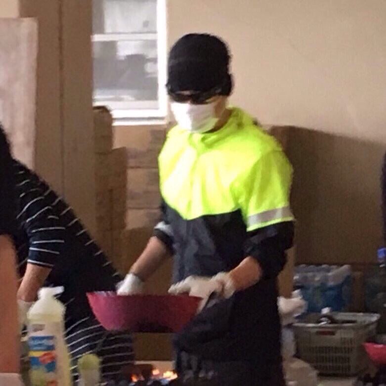 PC_no_Naka's tweet photo. 安倍がカメラ目線で被災地訪問をアピールしているのに対してSMAPの中居君は顔を隠し、あくまでボランティアの一人として被災地を支援している。
同じ被災地へ訪問する著名人でも、被災地を政治利用する者と純粋に支援する者でこの二人は対象的。 https://t.co/szB6GoLtiO