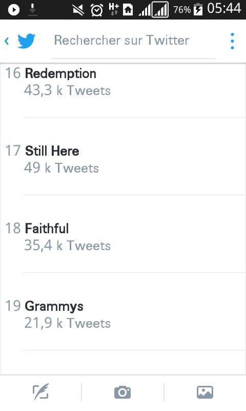 Fragsito's tweet photo. Drake il a qd meme chaque titre de son album en TT. Et apres ca dit qu'il est surcoté. Mdr. La "concu" est en PLS. https://t.co/ye5vPdM6sO