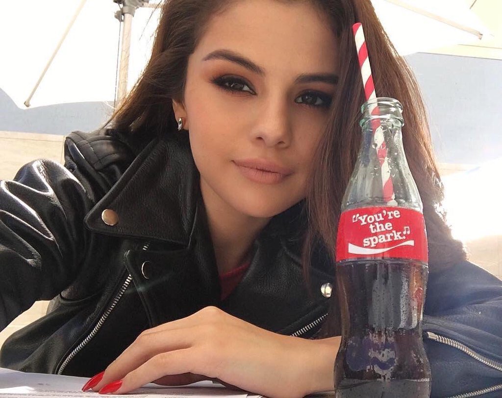 SelenaGomezFra_'s tweet photo. Selena pour la campagne #ShareaCoke https://t.co/gtNYcs6jb3