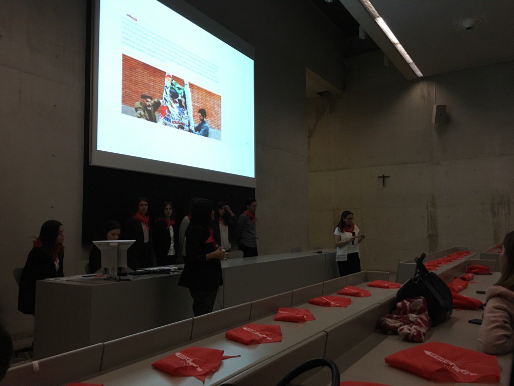 majimeno's tweet photo. Aula 6 de @fcomunav se tiñe de rojo porque... @yafaltamenosSF https://t.co/uVmID4nYY1