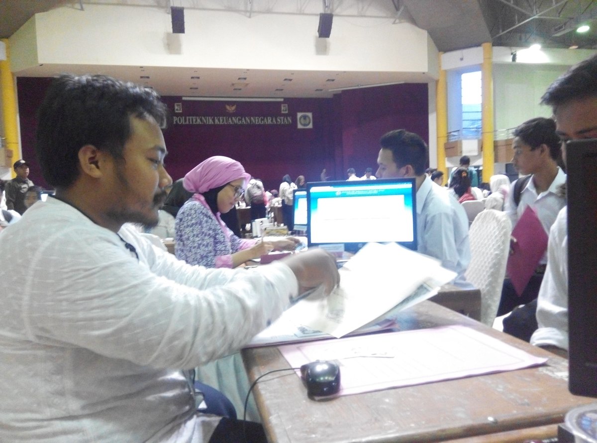 BPPKkemenkeu's tweet photo. Suasana verifikasi berkas USM STAN 2016 di kampus STAN Jurangmangu @KemenkeuRI @pknstanid https://t.co/DShyyfQrUH