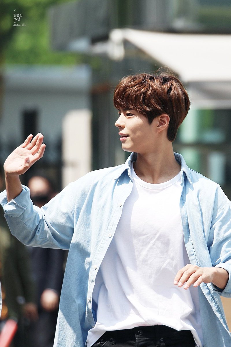 160429 #박보검 뮤직뱅크 출근길👣 <a href="/BOGUMMY/">박보검</a> 널 보면 웃음이나 널 보면 힘이 생겨🎵💕
cfile21.uf.tistory.com/image/217D4C3C…
cfile3.uf.tistory.com/image/2109293C…