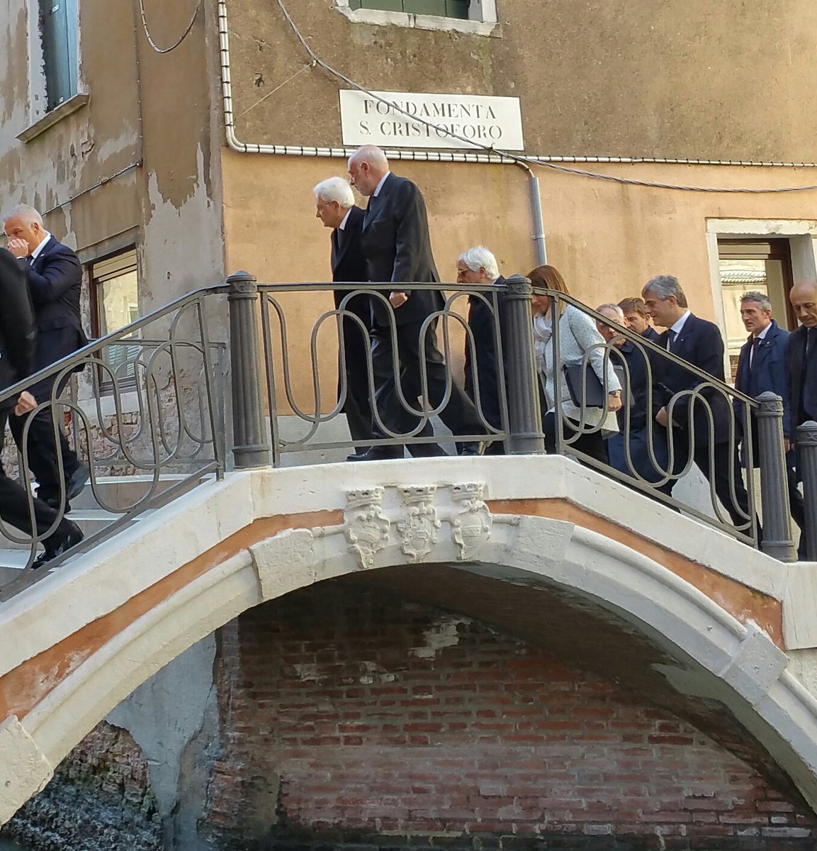 Quirinale's tweet photo. Il Presidente #Mattarella arriva a #Venezia teatro La #Fenice per 70° #Confcommercio https://t.co/k5lUC3bDAR