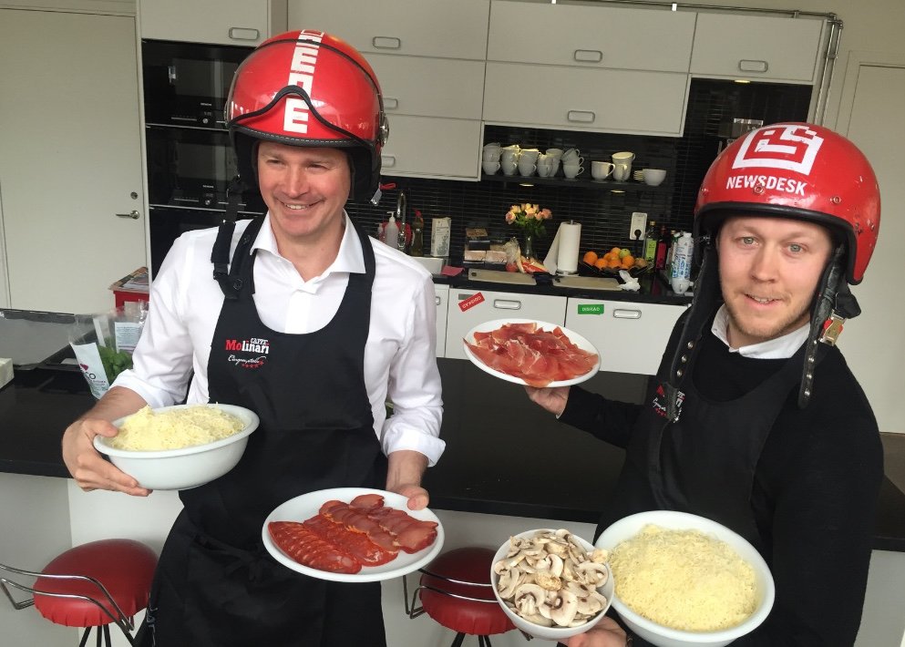 mynewsdesk's tweet photo. #Mynewsdesk ❤️ 🍕 Vår VD och Sverigechef förbereder dagens lunch i stil! https://t.co/JLY9RDreix