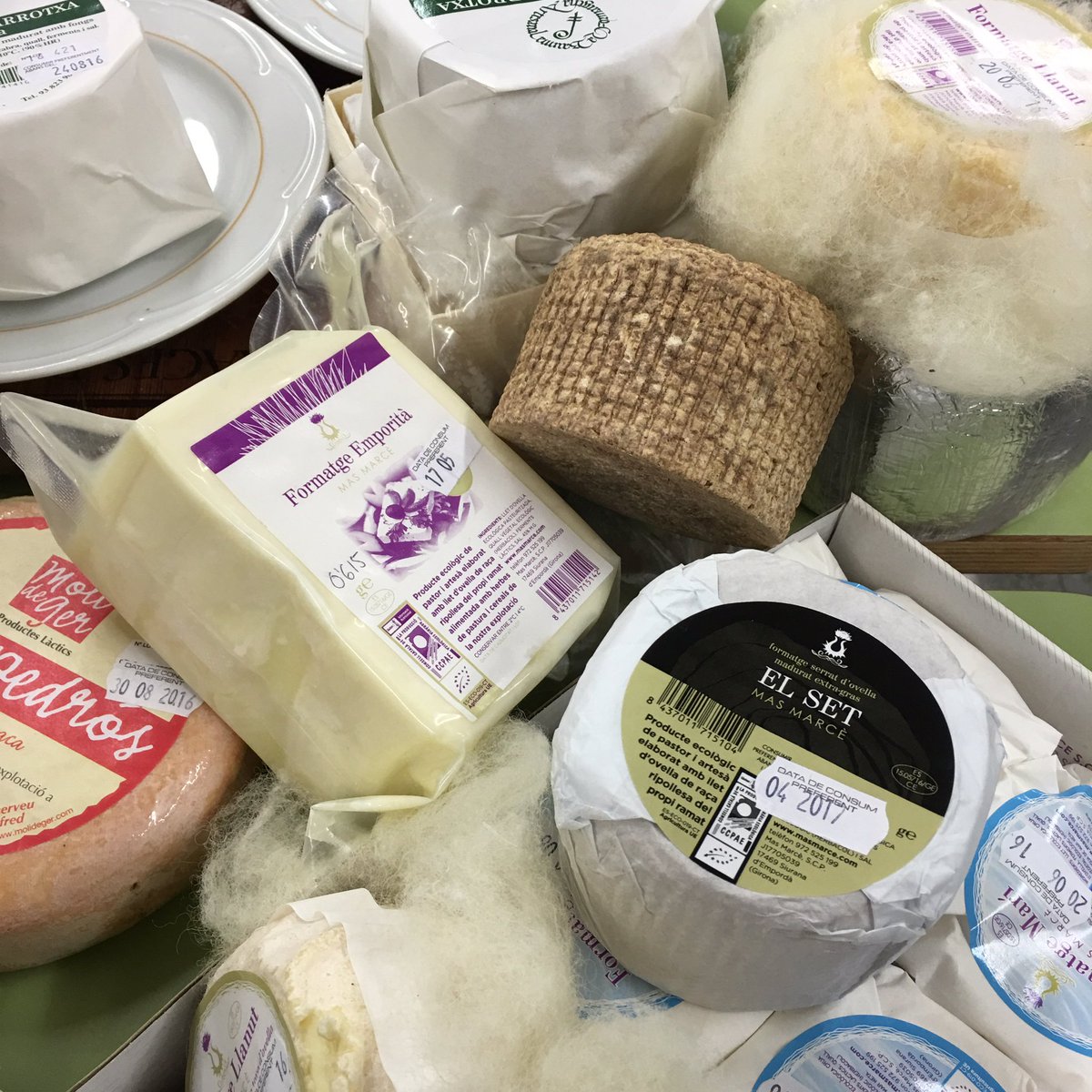 invinus's tweet photo. Great week para #foodies #winelovers #Barcelona 😋 #Alimentaria2016 #lamusicadelvi #magnificat2016 A cheese to end? https://t.co/r0OucdIngK