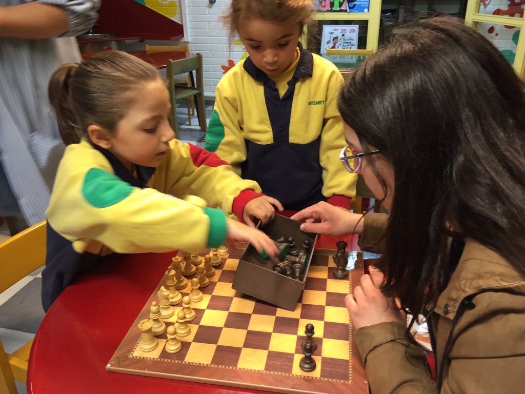 natzaretesplu's tweet image. Comença la II TROBADA ESCAQUERA entre alumnes de P5 i alumnes de Batxillerat #chessinaction