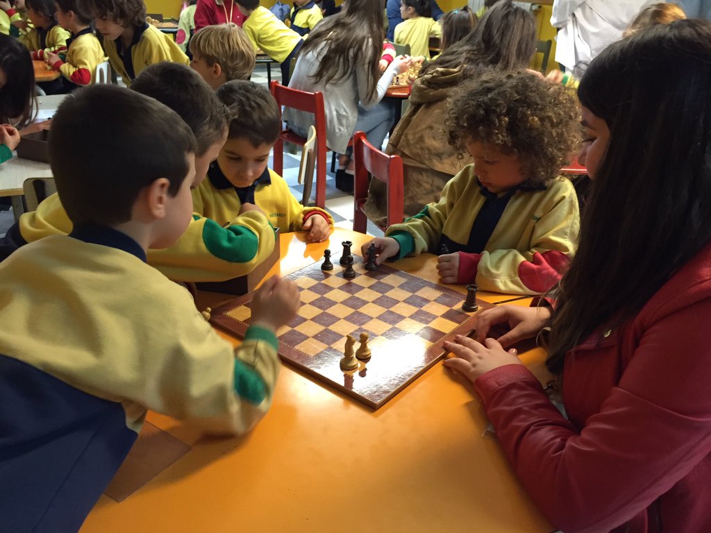 natzaretesplu's tweet image. Comença la II TROBADA ESCAQUERA entre alumnes de P5 i alumnes de Batxillerat #chessinaction