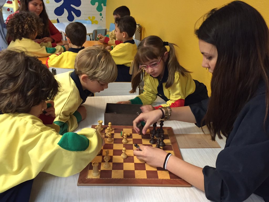 natzaretesplu's tweet image. Comença la II TROBADA ESCAQUERA entre alumnes de P5 i alumnes de Batxillerat #chessinaction