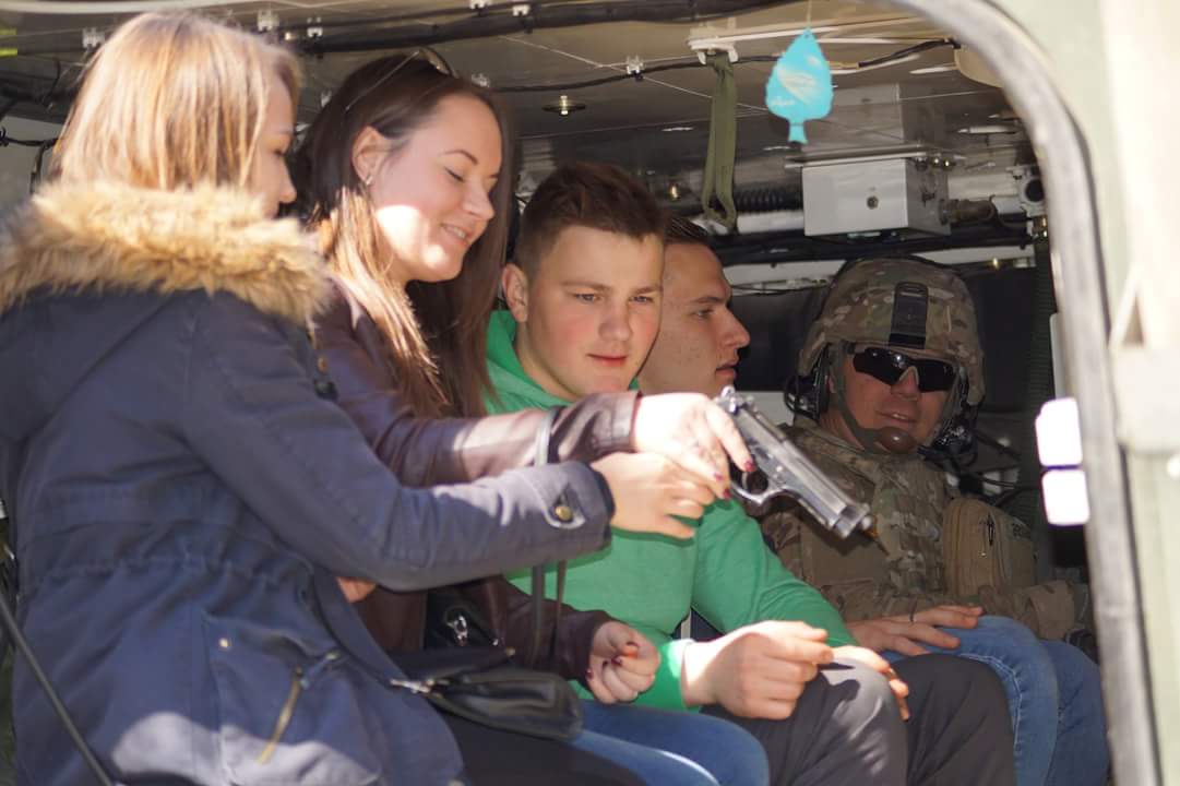 Spīdlāči vakar viesojās Ādažu militārajā bāzē, izmantojot uzvaras sniegto iespēju.