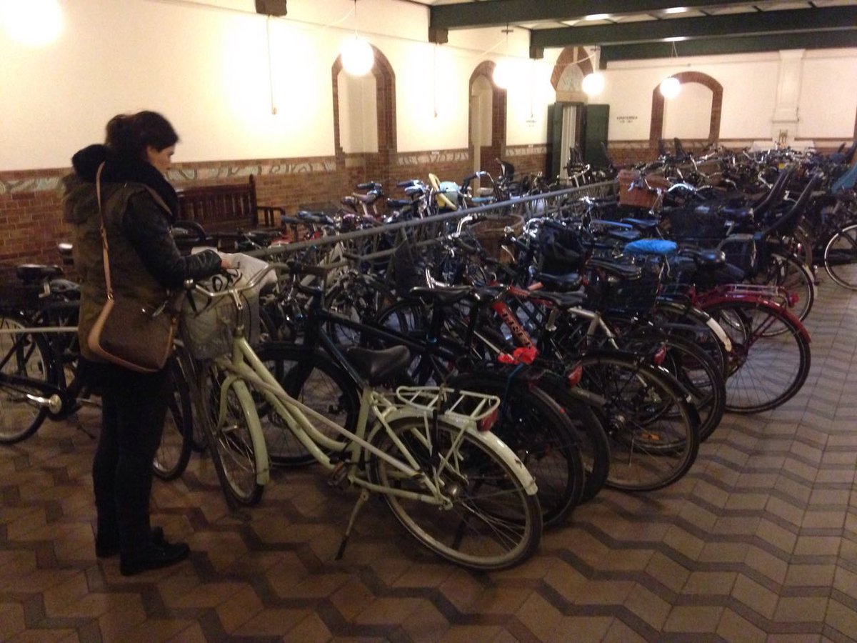 ilpinz's tweet photo. Il sindaco di CPH @mortenkabell, si lamenta che non c'è + spazio x parcheggiare le bici dentro palazzo al comunale. https://t.co/g7p5gKfl5R