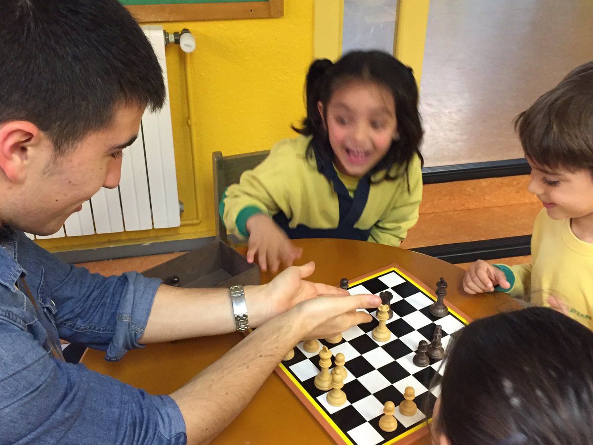 natzaretesplu's tweet image. Ens ho estem passant &quot;pipa&quot; amb aquests de Batxillerat! #chessinaction