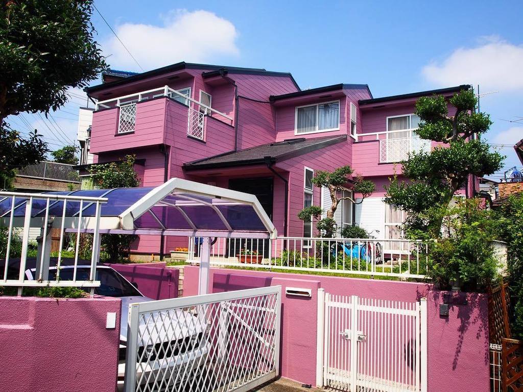 ピンク色の家