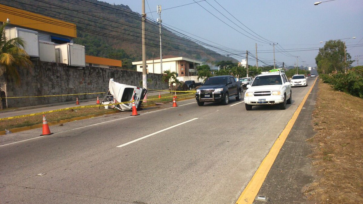 NoticieroHechos's tweet photo. Cristian Portillo de 20 años falleció en un accidente registrado esta mañana en el km 13 ½ de autopista a Comalapa. https://t.co/kCGWiWfkYG