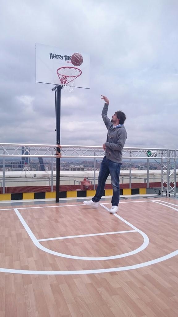 sonypictures_es's tweet photo. El #AngryTraining se pasa a la cancha de baloncesto con la maestría de Sergio Llull. #AngryBirdsLaPeli https://t.co/S49ErECldl