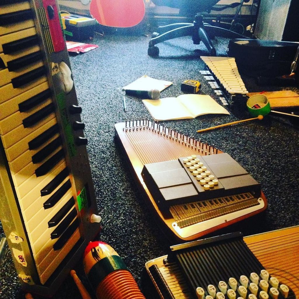 malpasmusic's tweet photo. Album 2 is go. Dual Autoharp and micron combo is working a treat. #autoharp #alesis #micron https://t.co/h18VlEsxlI