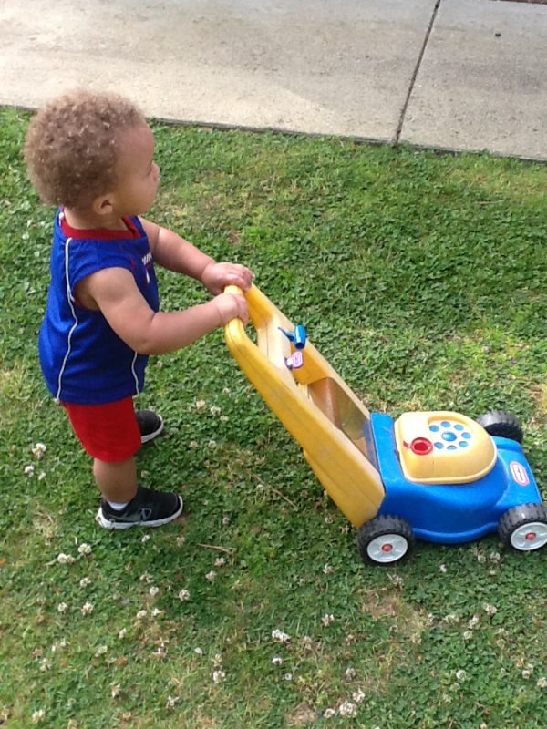 FindinMyNewNorm's tweet photo. They have my son cutting grass at daycare #VIEWS #NFLDraft2016 #KidAtWork  #NationalSuperheroDay #FridayFeeling https://t.co/NdnKGiPj52