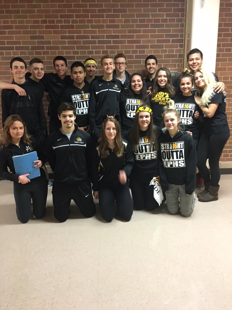 limitless_vei's tweet photo. Limitless all dressed in black & gold for #spiritweek at EPHS! 🐯💛⚫️ #seniors2016 #1Junior #Limitless #SchoolSpirit https://t.co/5CSrxwwN3I
