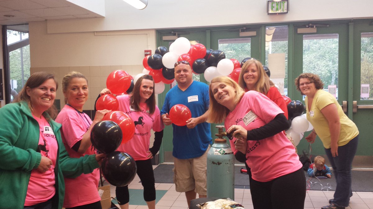 slaterssongs's tweet photo. Great volunteers getting the balloon arch ready for our HEALTHWALK @CrftMeadowsAACP #volunteersrock #encouragehealth https://t.co/DrwkN1vhof