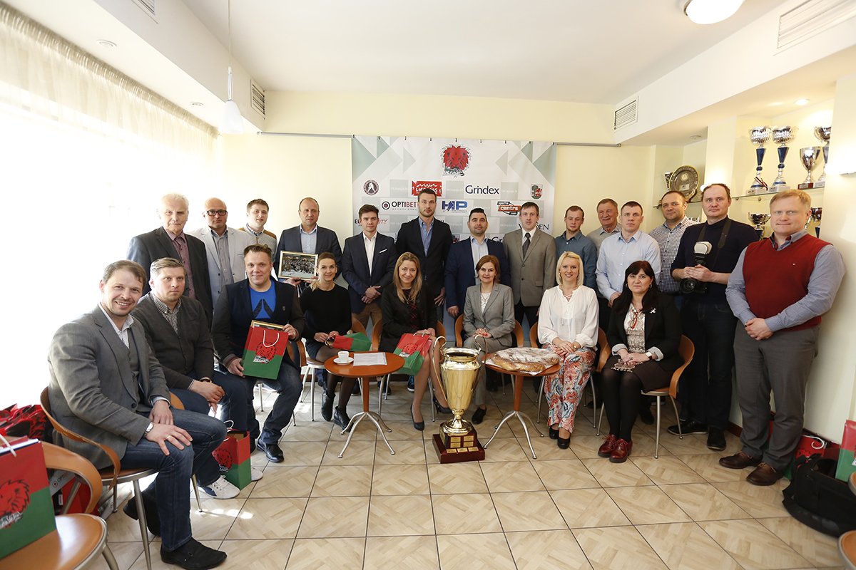 Ar jauna video prezentāciju <a href="/lhf_lv/">LV Hokeja federācija</a> virslīgas čempioni <a href="/hkliepaja/">Liepājas hokeja komanda</a> svinīgi noslēdz sezonu. liepaja.lv/page/48&news_i…