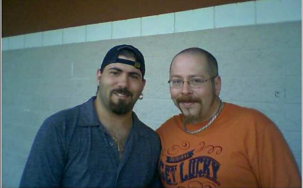 RealJoeyImage_'s tweet photo. #RandomPicDay

@BestBuy in Paramus NJ, My 1st time meeting @TheEdFerrara, who's since become a close trusted friend. https://t.co/DbxKsQ5r3f