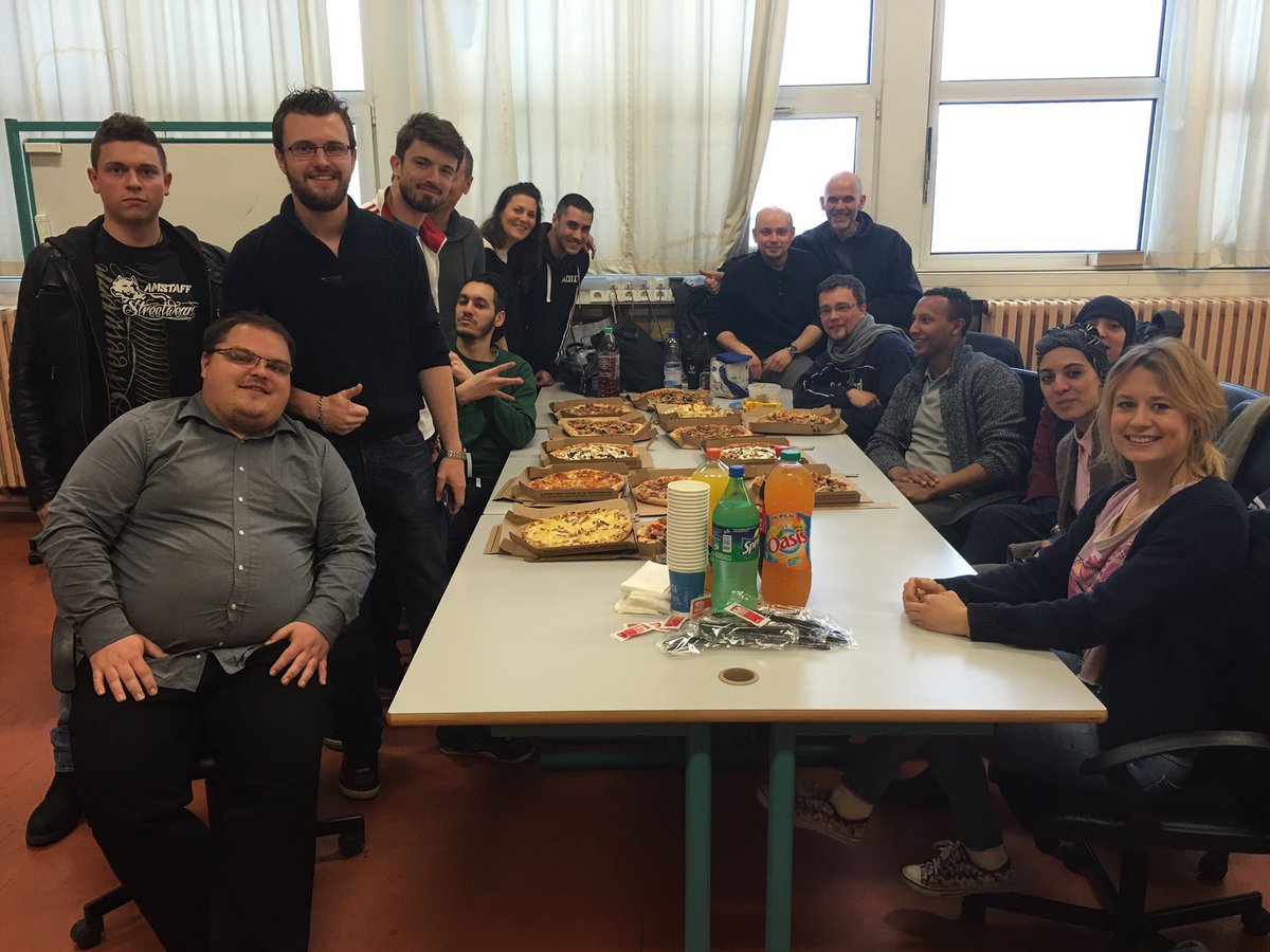 SimplonRoubaix's tweet photo. Pizza party pour fêter le dernier jour de la première promo #SimplonLove ❤️❤️ https://t.co/1ixkLYA0M4